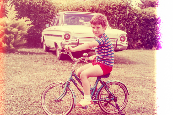 jongen op fiets retro klein